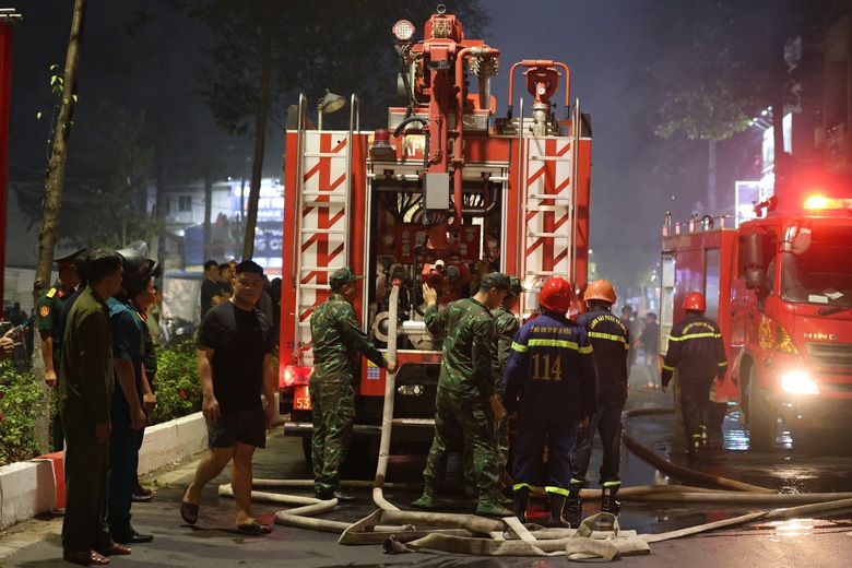 Cảnh s&aacute;t giải cứu người mắc kẹt trong đ&aacute;m ch&aacute;y tiệm giặt ủi ở Đồng Nai- Ảnh 8.