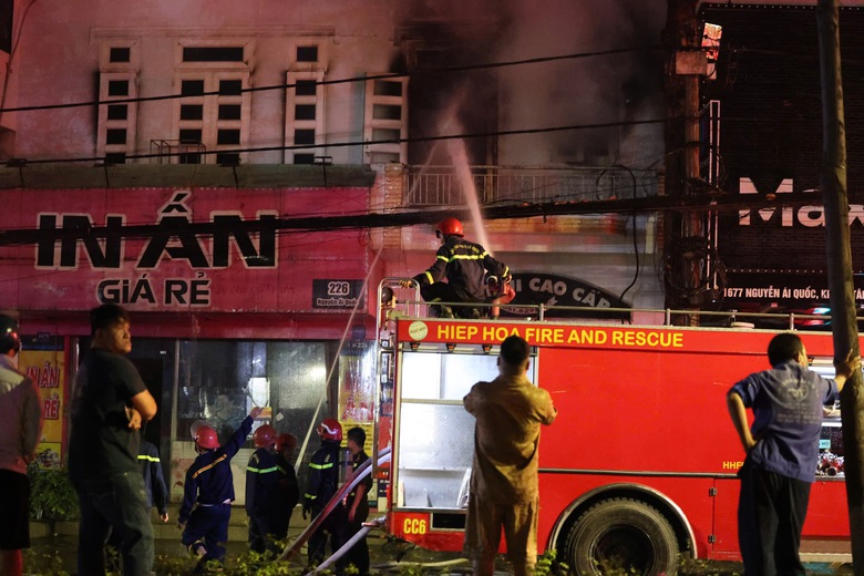 Cảnh s&aacute;t giải cứu người mắc kẹt trong đ&aacute;m ch&aacute;y tiệm giặt ủi ở Đồng Nai- Ảnh 10.