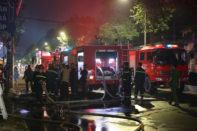 Cảnh s&aacute;t giải cứu người mắc kẹt trong đ&aacute;m ch&aacute;y tiệm giặt ủi ở Đồng Nai- Ảnh 11.