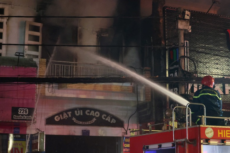 Cảnh s&aacute;t giải cứu người mắc kẹt trong đ&aacute;m ch&aacute;y tiệm giặt ủi ở Đồng Nai- Ảnh 12.