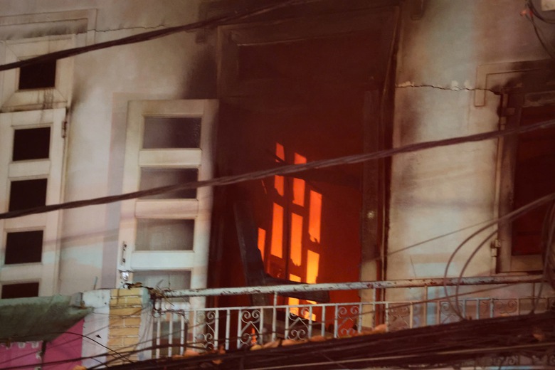 Cảnh s&aacute;t giải cứu người mắc kẹt trong đ&aacute;m ch&aacute;y tiệm giặt ủi ở Đồng Nai- Ảnh 9.