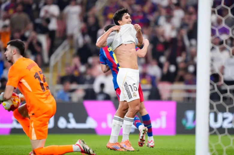 Đ&aacute;nh bại Real Madrid, Barcelona v&ocirc; địch Si&ecirc;u c&uacute;p T&acirc;y Ban Nha- Ảnh 1.