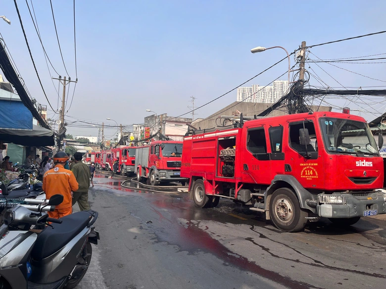 TP.HCM: D&atilde;y nh&agrave; gần chợ bốc ch&aacute;y ng&ugrave;n ngụt, tiểu thương hoảng loạn di dời h&agrave;ng h&oacute;a- Ảnh 1.
