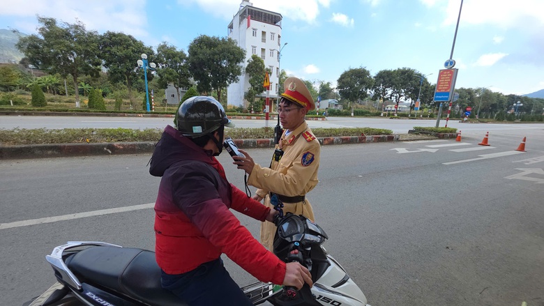 CSGT Lai Ch&acirc;u giữ an to&agrave;n giao th&ocirc;ng tr&ecirc;n cung đường đ&egrave;o T&acirc;y Bắc- Ảnh 1.