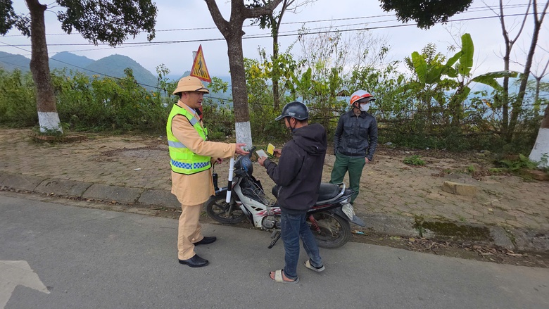 CSGT Lai Ch&acirc;u giữ an to&agrave;n giao th&ocirc;ng tr&ecirc;n cung đường đ&egrave;o T&acirc;y Bắc- Ảnh 2.