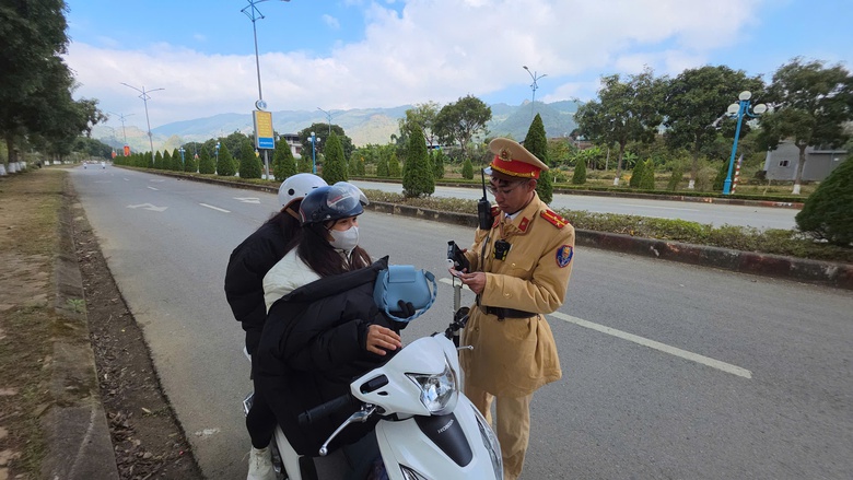 CSGT Lai Ch&acirc;u giữ an to&agrave;n giao th&ocirc;ng tr&ecirc;n cung đường đ&egrave;o T&acirc;y Bắc- Ảnh 3.
