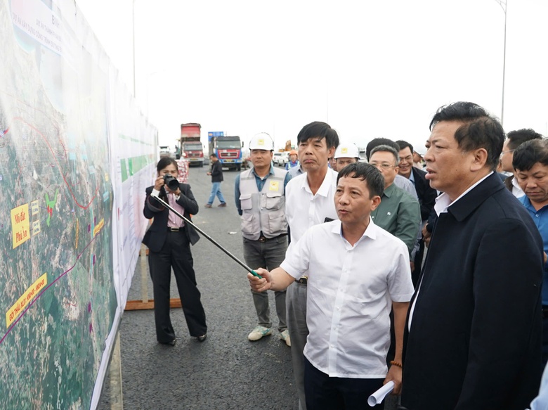 Bộ trưởng Trần Hồng Minh: Thông xe cao tốc Chí Thạnh - Vân Phong trước tết Nguyên đán 2026- Ảnh 4. Bộ trưởng Trần Hồng Minh: Thông xe cao tốc Chí Thạnh - Vân Phong trước tết Nguyên đán 2026- Ảnh 4.