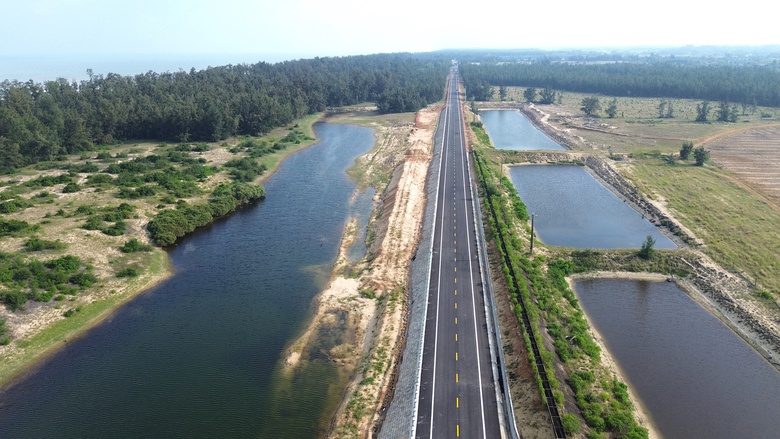 Quảng Ng&atilde;i đẩy nhanh đầu tư mở rộng quốc lộ 24B, ho&agrave;n thiện trục đường ven biển- Ảnh 1.