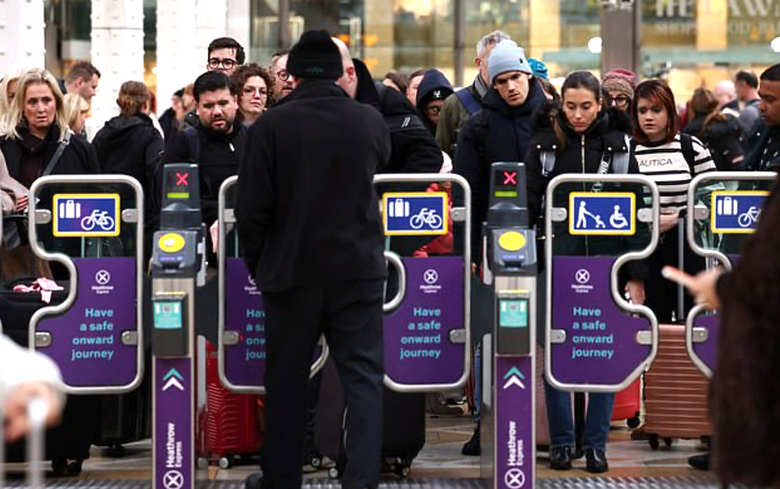 Cháy gần đường ray khiến đường sắt kết nối sân bay Heathrow ở Anh hỗn loạn- Ảnh 1. Cháy gần đường ray khiến đường sắt kết nối sân bay Heathrow ở Anh hỗn loạn- Ảnh 1.