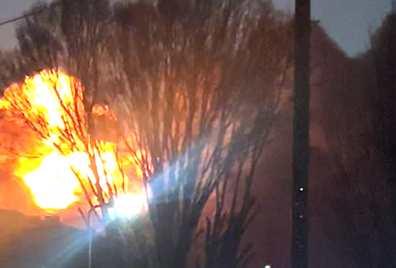 Cháy gần đường ray khiến đường sắt kết nối sân bay Heathrow ở Anh hỗn loạn- Ảnh 2. Cháy gần đường ray khiến đường sắt kết nối sân bay Heathrow ở Anh hỗn loạn- Ảnh 2.