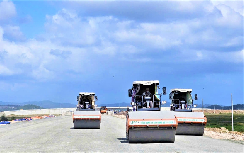 Bộ trưởng Trần Hồng Minh: Thông xe cao tốc Chí Thạnh - Vân Phong trước tết Nguyên đán 2026- Ảnh 3. Bộ trưởng Trần Hồng Minh: Thông xe cao tốc Chí Thạnh - Vân Phong trước tết Nguyên đán 2026- Ảnh 3.