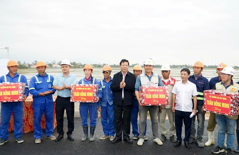 Bộ trưởng Trần Hồng Minh: Thông xe cao tốc Chí Thạnh - Vân Phong trước tết Nguyên đán 2026- Ảnh 2. Bộ trưởng Trần Hồng Minh: Thông xe cao tốc Chí Thạnh - Vân Phong trước tết Nguyên đán 2026- Ảnh 2.
