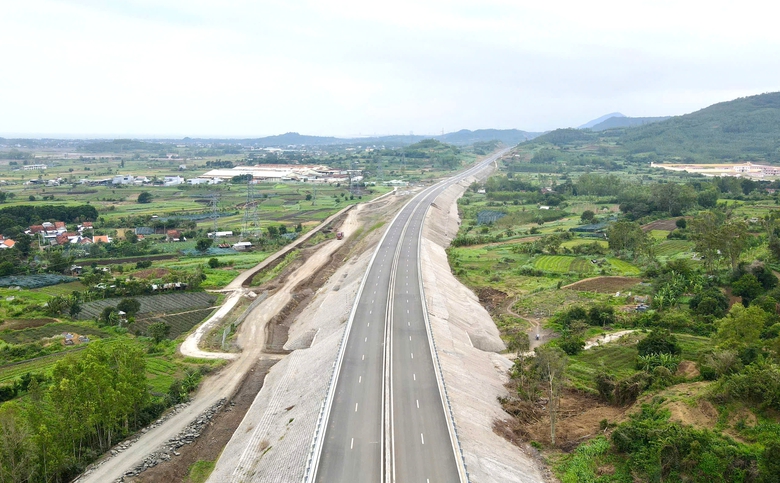 Bộ trưởng Trần Hồng Minh: Thông xe cao tốc Chí Thạnh - Vân Phong trước tết Nguyên đán 2026- Ảnh 6. Bộ trưởng Trần Hồng Minh: Thông xe cao tốc Chí Thạnh - Vân Phong trước tết Nguyên đán 2026- Ảnh 6.