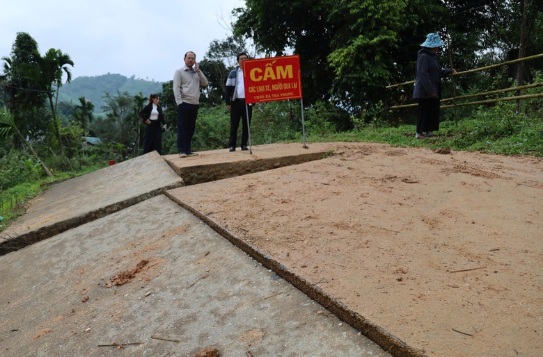 Quảng Ng&atilde;i: Nỗ lực khắc phục sạt lở để người d&acirc;n đi lại ng&agrave;y Tết an to&agrave;n- Ảnh 11.