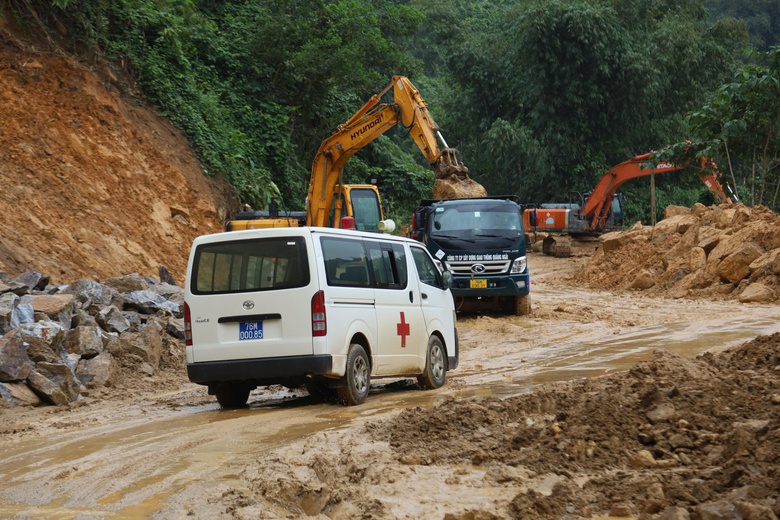 Quảng Ng&atilde;i: Nỗ lực khắc phục sạt lở để người d&acirc;n đi lại ng&agrave;y Tết an to&agrave;n- Ảnh 4.