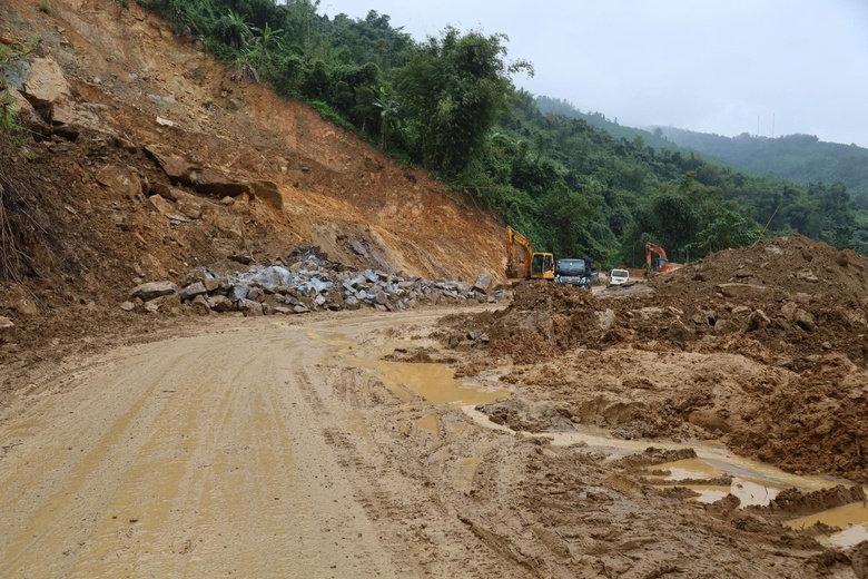 Quảng Ng&atilde;i: Nỗ lực khắc phục sạt lở để người d&acirc;n đi lại ng&agrave;y Tết an to&agrave;n- Ảnh 1.