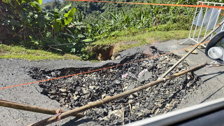 Quảng Ng&atilde;i: Nỗ lực khắc phục sạt lở để người d&acirc;n đi lại ng&agrave;y Tết an to&agrave;n- Ảnh 6.