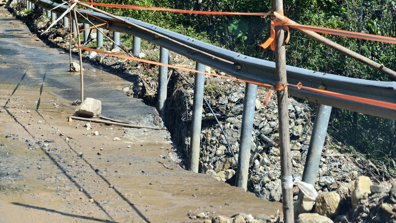 Quảng Ng&atilde;i: Nỗ lực khắc phục sạt lở để người d&acirc;n đi lại ng&agrave;y Tết an to&agrave;n- Ảnh 7.