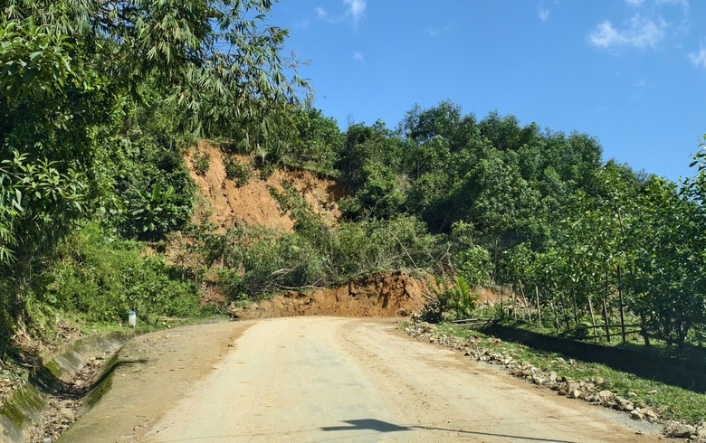 Quảng Ng&atilde;i: Nỗ lực khắc phục sạt lở để người d&acirc;n đi lại ng&agrave;y Tết an to&agrave;n- Ảnh 8.