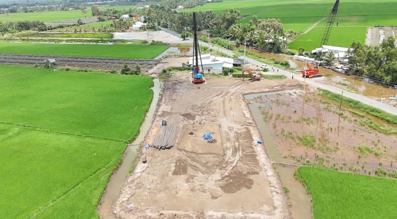 Lo chậm tiến độ dự án đường Hồ Chí Minh qua An Giang vì "nghẽn" mặt bằng- Ảnh 1. Lo chậm tiến độ dự án đường Hồ Chí Minh qua An Giang vì "nghẽn" mặt bằng- Ảnh 1.