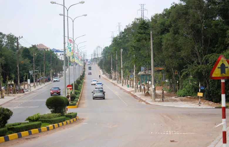 C&ocirc;ng tr&igrave;nh cải tạo vỉa h&egrave; đường H&ugrave;ng Vương ở Quảng Trị gấp r&uacute;t ho&agrave;n thiện để về đ&iacute;ch- Ảnh 2.