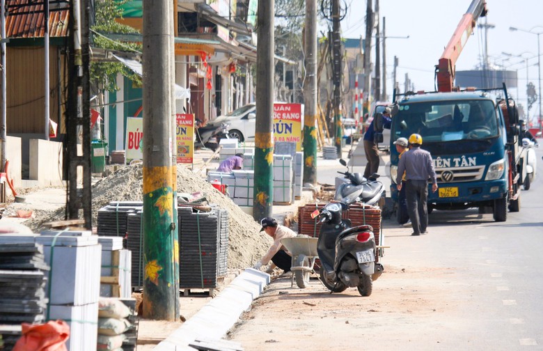 C&ocirc;ng tr&igrave;nh cải tạo vỉa h&egrave; đường H&ugrave;ng Vương ở Quảng Trị gấp r&uacute;t ho&agrave;n thiện để về đ&iacute;ch- Ảnh 4.