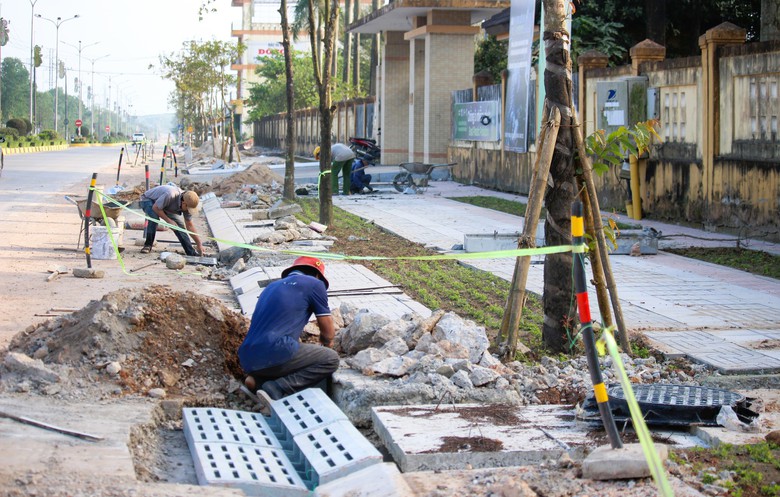 C&ocirc;ng tr&igrave;nh cải tạo vỉa h&egrave; đường H&ugrave;ng Vương ở Quảng Trị gấp r&uacute;t ho&agrave;n thiện để về đ&iacute;ch- Ảnh 6.