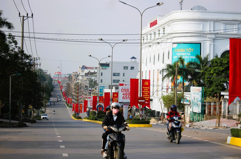 C&ocirc;ng tr&igrave;nh cải tạo vỉa h&egrave; đường H&ugrave;ng Vương ở Quảng Trị gấp r&uacute;t ho&agrave;n thiện để về đ&iacute;ch- Ảnh 9.