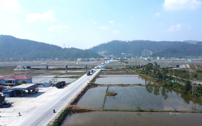 Chạy đua hoàn thiện các điều kiện để khởi công cao tốc Vinh - Thanh Thuỷ- Ảnh 4. Chạy đua hoàn thiện các điều kiện để khởi công cao tốc Vinh - Thanh Thuỷ- Ảnh 4.