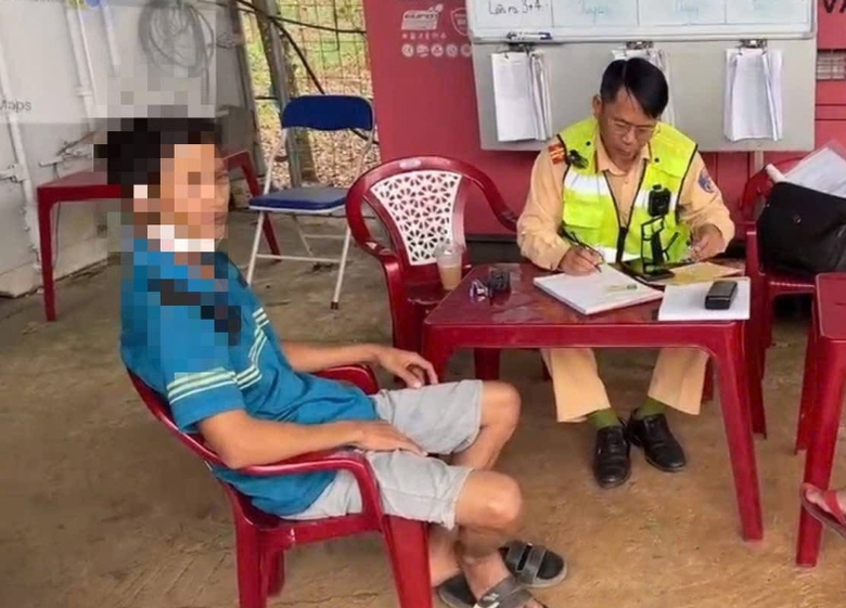 CSGT xử phạt nhiều t&agrave;i xế chạy dưới tốc độ tối thiểu tr&ecirc;n cao tốc Phan Thiết - Dầu Gi&acirc;y- Ảnh 1.