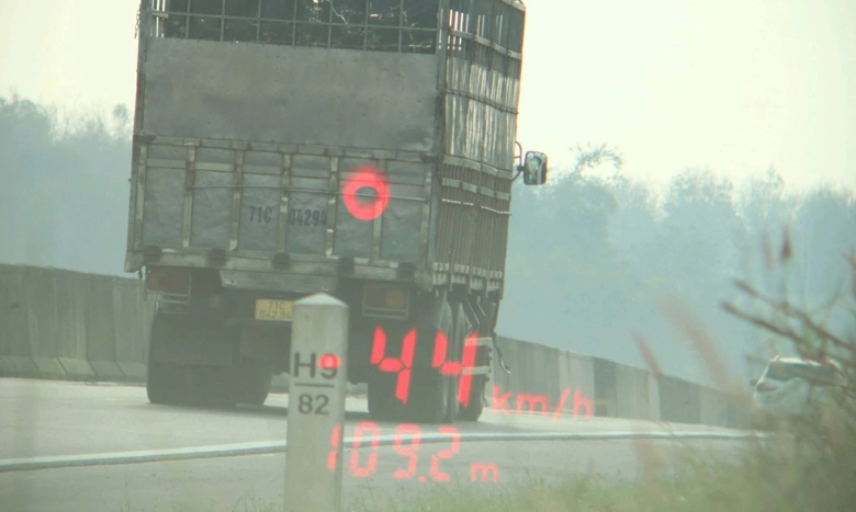 CSGT xử phạt nhiều t&agrave;i xế chạy dưới tốc độ tối thiểu tr&ecirc;n cao tốc Phan Thiết - Dầu Gi&acirc;y- Ảnh 2.