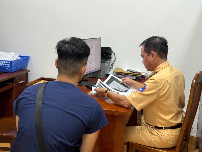 Bị phạt hơn 22 triệu đồng vì hóa trang thành siêu anh hùng diễu mô tô phân khối lớn- Ảnh 1. Bị phạt hơn 22 triệu đồng vì hóa trang thành siêu anh hùng diễu mô tô phân khối lớn- Ảnh 1.