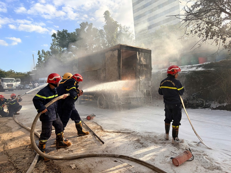 Gia Lai: Xe tải bốc ch&aacute;y ng&ugrave;n ngụt trong c&acirc;y xăng- Ảnh 1.