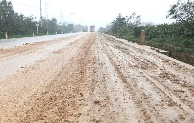 Xe chở vật liệu rơi v&atilde;i, k&eacute;o b&ugrave;n đất "bủa v&acirc;y" tuyến tr&aacute;nh quốc lộ 1 qua H&agrave; Tĩnh- Ảnh 1.