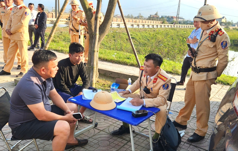 Xe chở vật liệu rơi v&atilde;i, k&eacute;o b&ugrave;n đất "bủa v&acirc;y" tuyến tr&aacute;nh quốc lộ 1 qua H&agrave; Tĩnh- Ảnh 4.