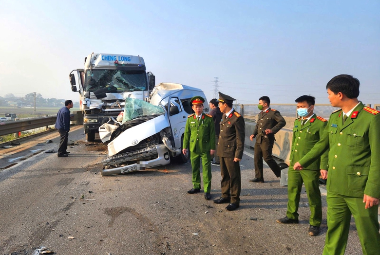 X&aacute;c định nguy&ecirc;n nh&acirc;n ban đầu vụ tai nạn tr&ecirc;n cao tốc l&agrave;m 4 người chết, 5 người bị thương- Ảnh 1.