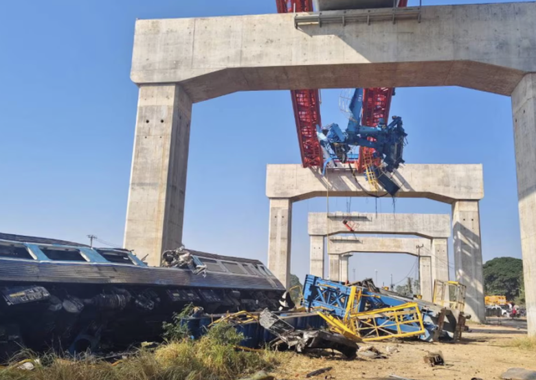 Th&aacute;i Lan: Cần cẩu sập, đ&egrave; tr&uacute;ng t&agrave;u hỏa khiến &iacute;t nhất 19 người thiệt mạng- Ảnh 1.