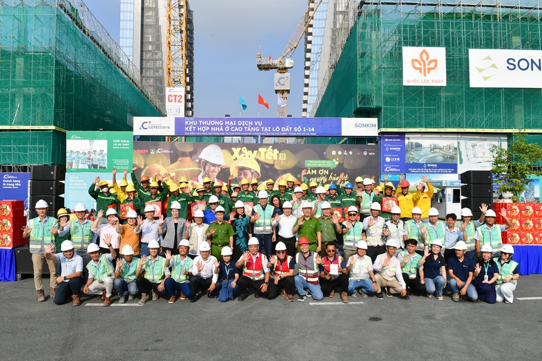 Tết sớm giữa đại c&ocirc;ng trường TP.HCM: Ấm l&ograve;ng c&ocirc;ng nh&acirc;n xa qu&ecirc;- Ảnh 5.