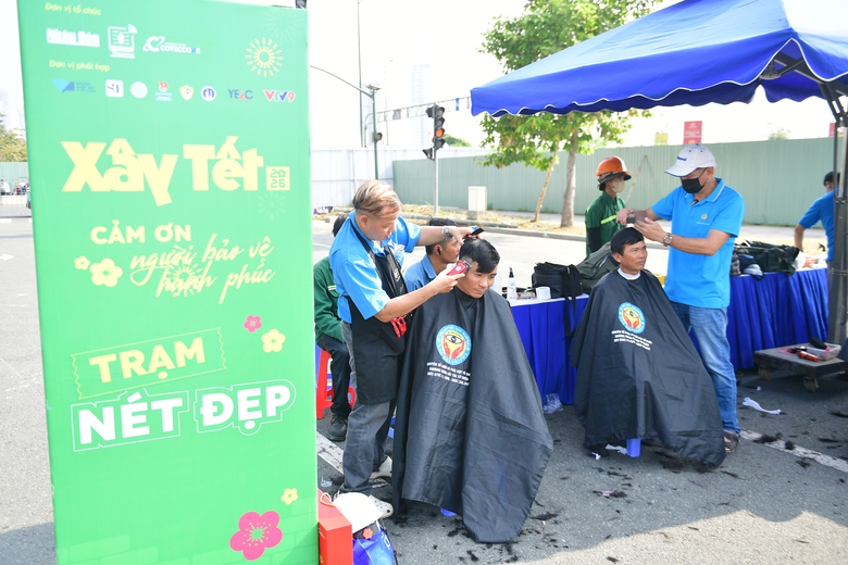 Tết sớm giữa đại c&ocirc;ng trường TP.HCM: Ấm l&ograve;ng c&ocirc;ng nh&acirc;n xa qu&ecirc;- Ảnh 4.