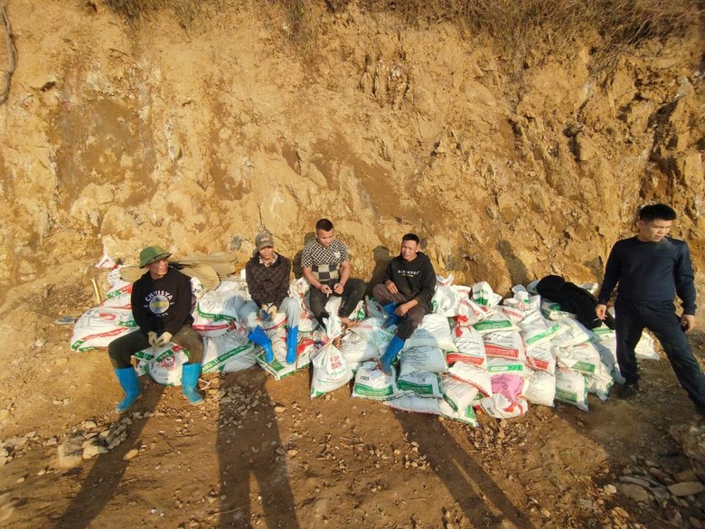 C&ocirc;ng an Ph&uacute; Thọ ph&aacute;t hiện nh&oacute;m người khai th&aacute;c kho&aacute;ng sản tr&aacute;i ph&eacute;p trong hang s&acirc;u- Ảnh 1.