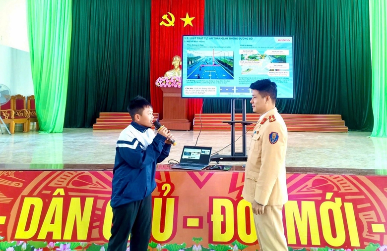 Hà Tĩnh: Nâng cao kiến thức an toàn giao thông cho học sinh từ những bài học ngoại khóa- Ảnh 2. Hà Tĩnh: Nâng cao kiến thức an toàn giao thông cho học sinh từ những bài học ngoại khóa- Ảnh 2.