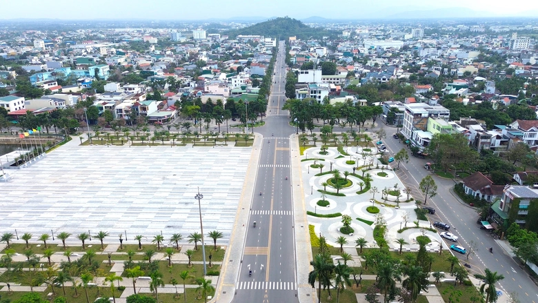 Diện mạo quảng trường lớn nhất Quảng Ng&atilde;i sau n&acirc;ng cấp- Ảnh 2.