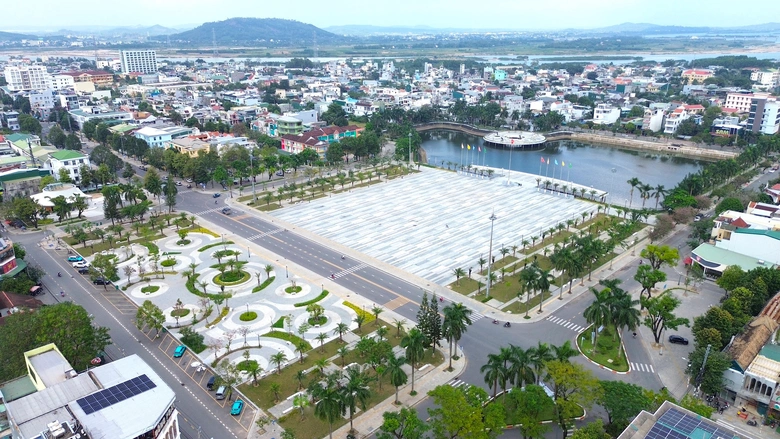 Diện mạo quảng trường lớn nhất Quảng Ng&atilde;i sau n&acirc;ng cấp- Ảnh 14.