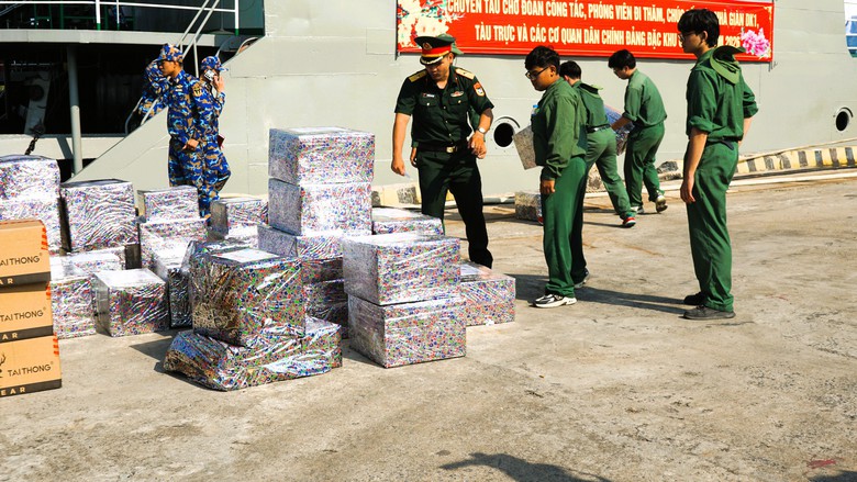 Tết nơi đầu sóng: Nghĩa tình đất liền với biển đảo- Ảnh 4. Tết nơi đầu sóng: Nghĩa tình đất liền với biển đảo- Ảnh 4.