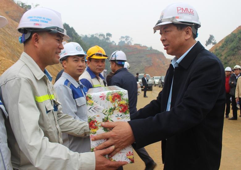 Kiểm tra cao tốc Chợ Mới - Bắc Kạn, Bộ trưởng Trần Hồng Minh y&ecirc;u cầu bảo đảm tiến độ- Ảnh 2.