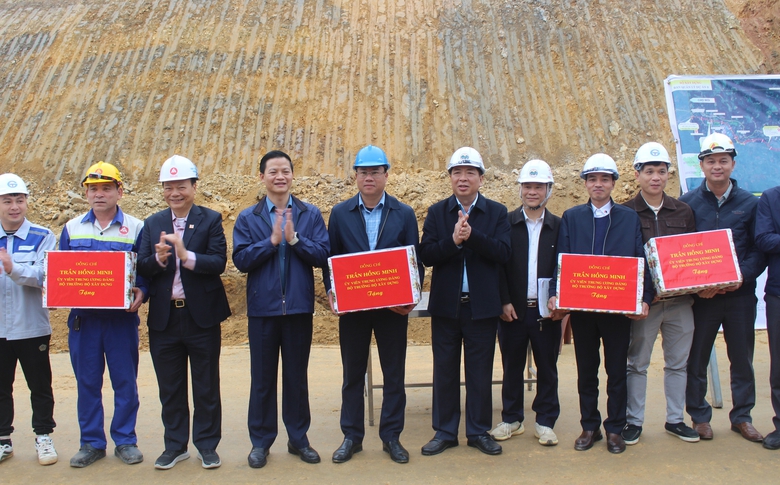 Kiểm tra cao tốc Chợ Mới - Bắc Kạn, Bộ trưởng Trần Hồng Minh y&ecirc;u cầu bảo đảm tiến độ- Ảnh 3.