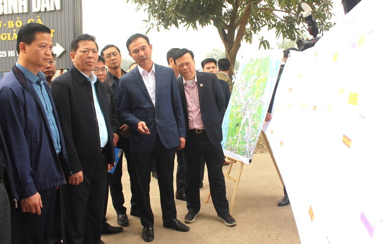 Kiểm tra cao tốc Chợ Mới - Bắc Kạn, Bộ trưởng Trần Hồng Minh y&ecirc;u cầu bảo đảm tiến độ- Ảnh 5.