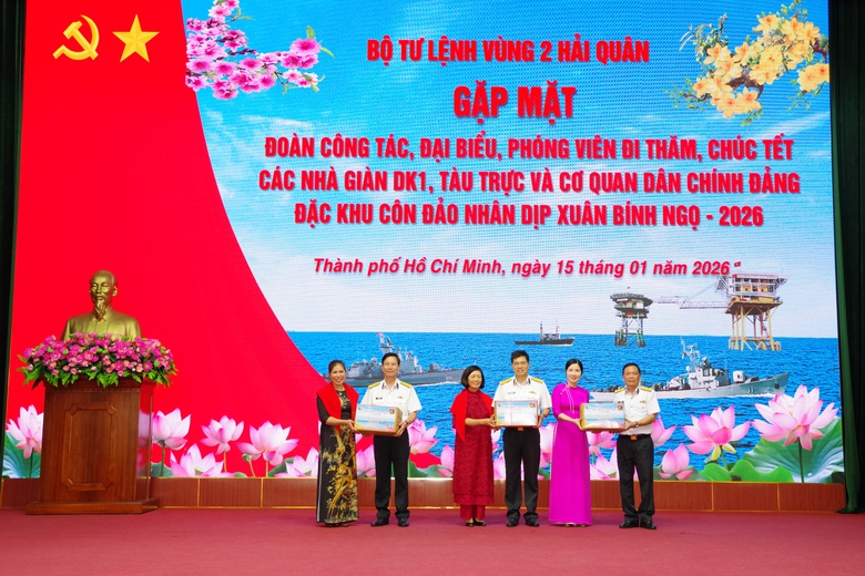 Tết nơi đầu sóng: Nghĩa tình đất liền với biển đảo- Ảnh 1. Tết nơi đầu sóng: Nghĩa tình đất liền với biển đảo- Ảnh 1.