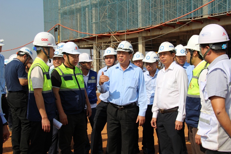 Minister Tran Hong Minh seeks round-the-clock work for 5-star Long Thanh Airport project- Ảnh 1.