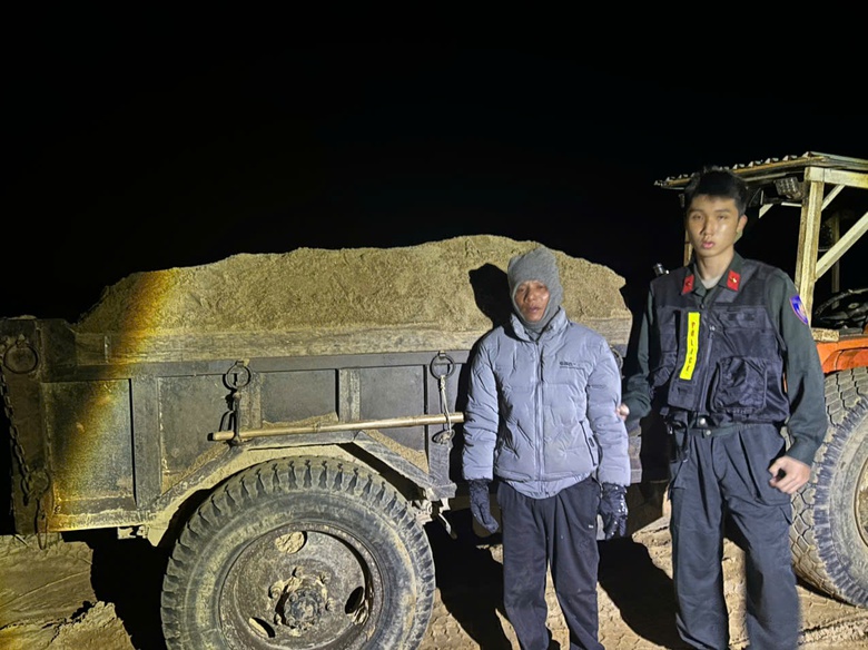 Đ&agrave; Nẵng: Cảnh s&aacute;t mật phục trong đ&ecirc;m, bắt quả tang nhiều vụ khai th&aacute;c c&aacute;t tr&aacute;i ph&eacute;p- Ảnh 1.